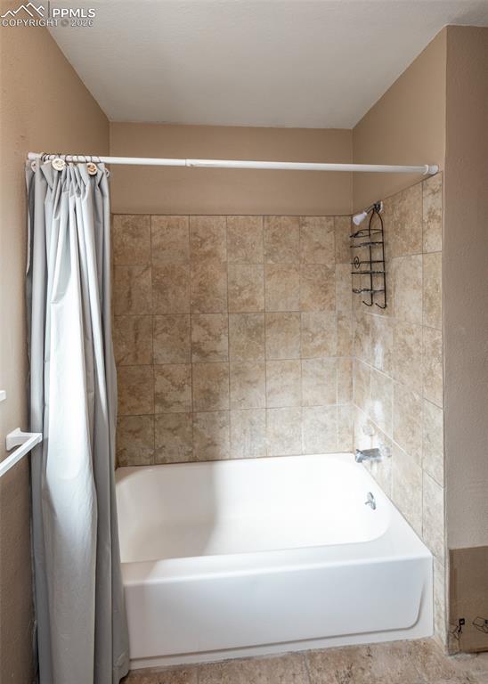 Image 20 of 36: Bathroom