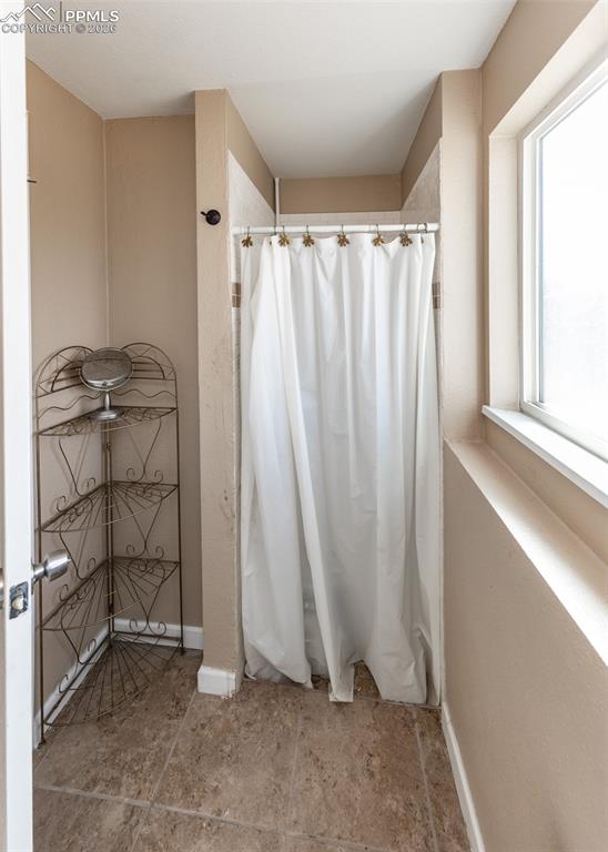 Image 31 of 36: Bathroom