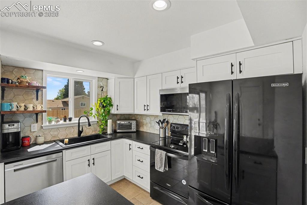 Image 11 of 22: Kitchen