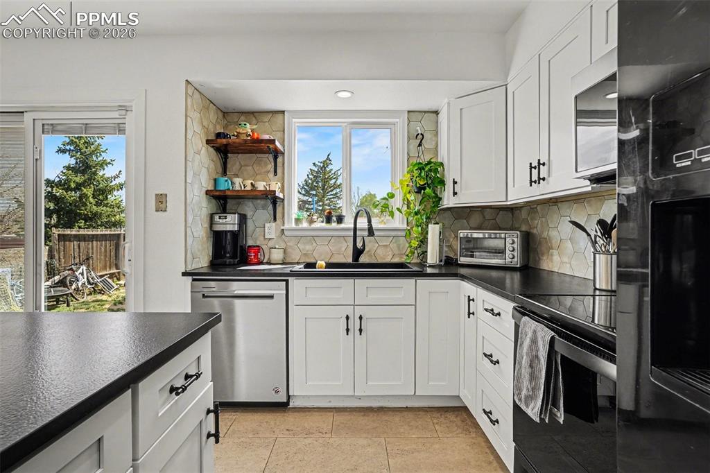 Image 13 of 22: Kitchen