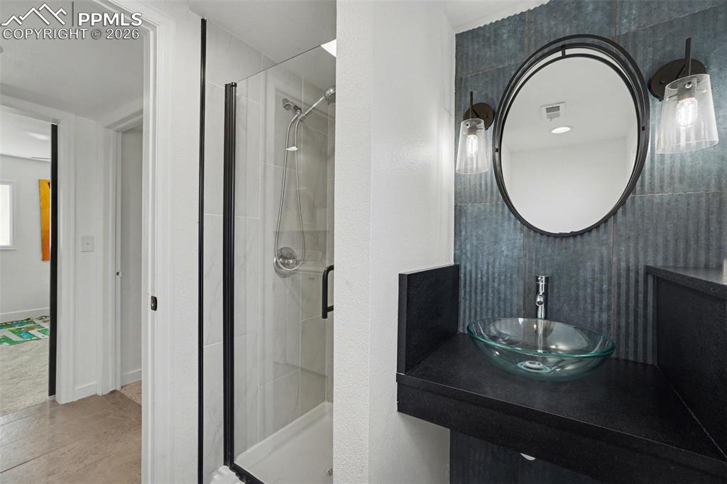 Image 19 of 22: Bathroom