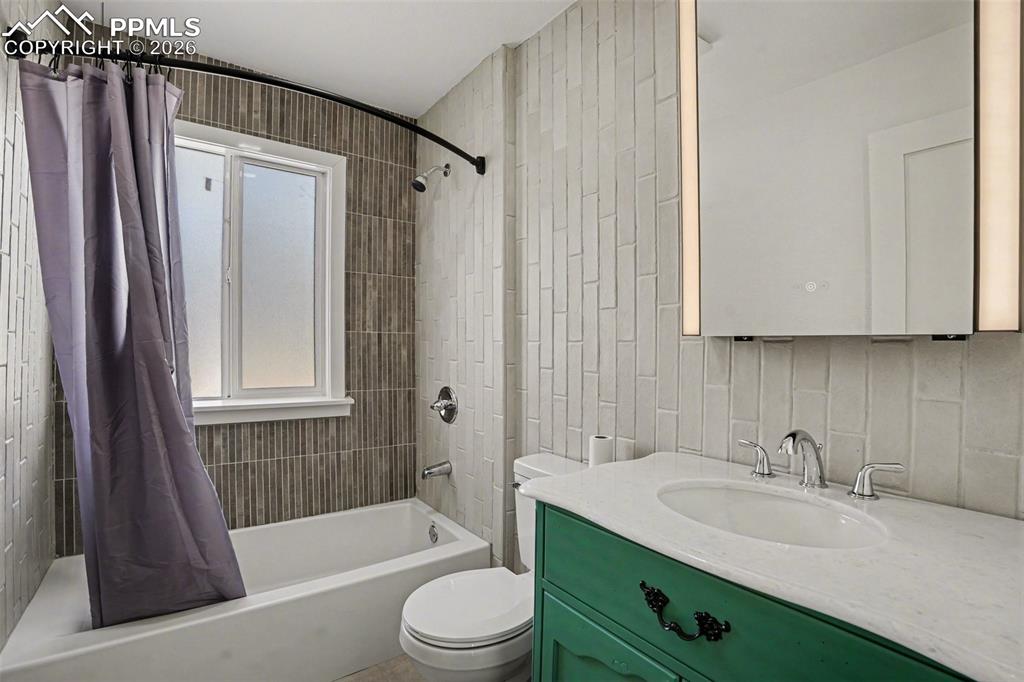 Image 20 of 22: Bathroom