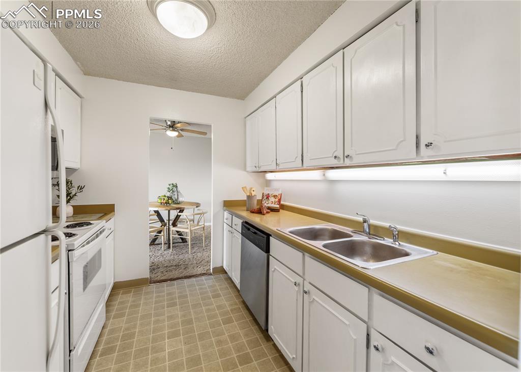 Image 12 of 26: Kitchen