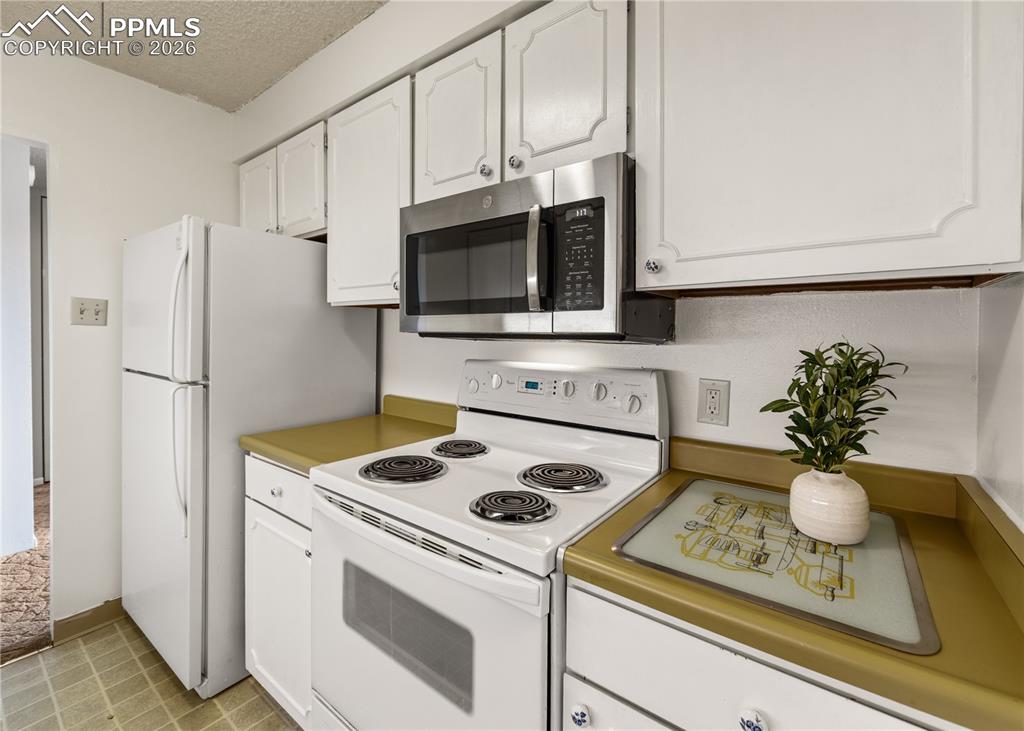 Image 13 of 26: Kitchen