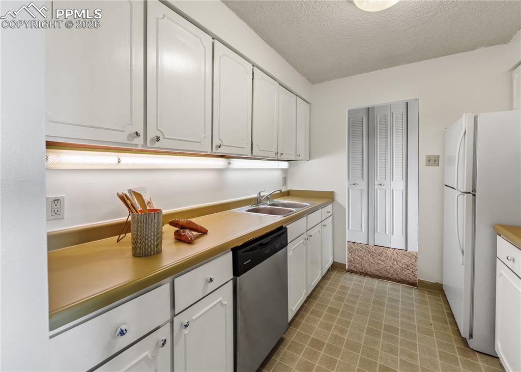 Image 15 of 26: Kitchen