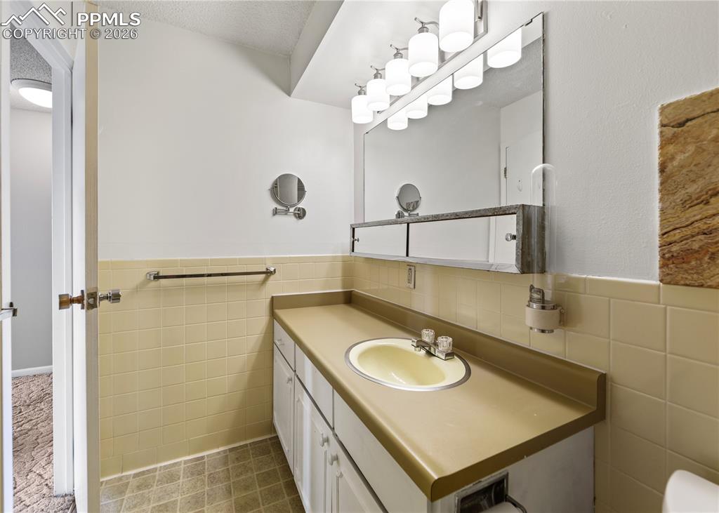 Image 21 of 26: Bathroom