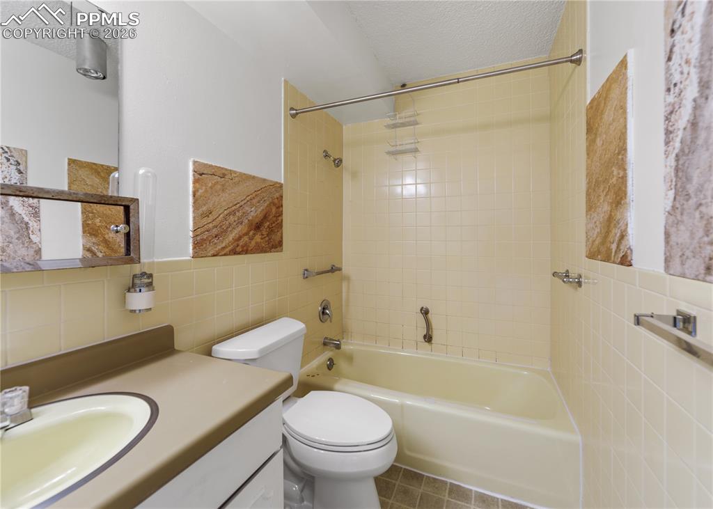 Image 22 of 26: Bathroom