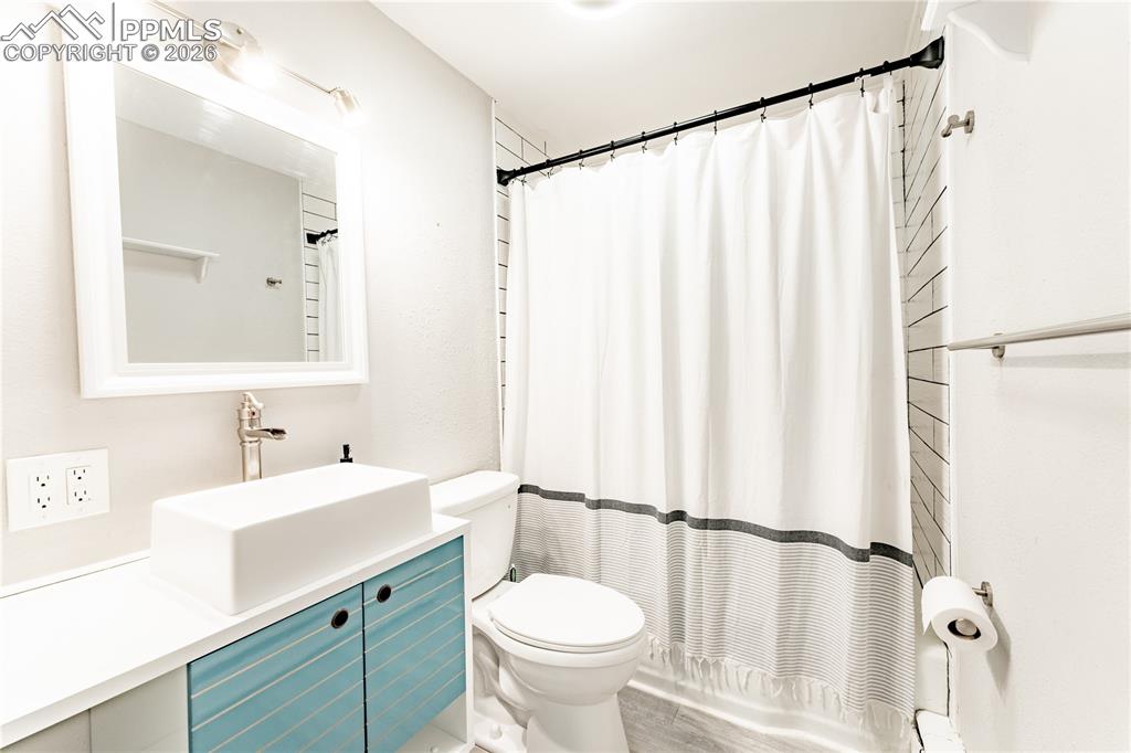 Image 15 of 40: Bathroom