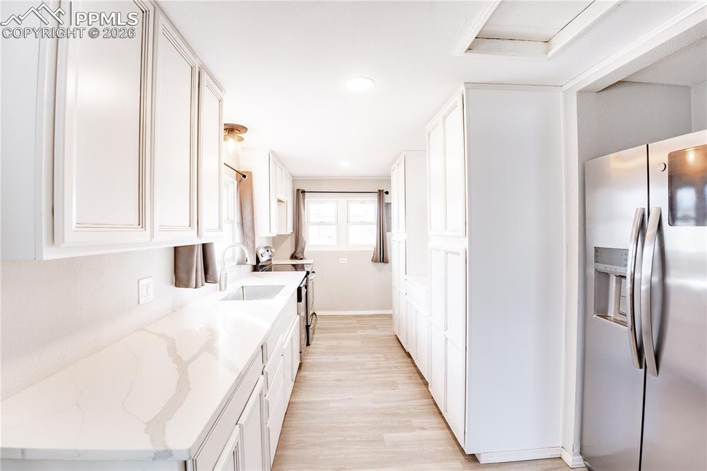 Image 16 of 40: Kitchen