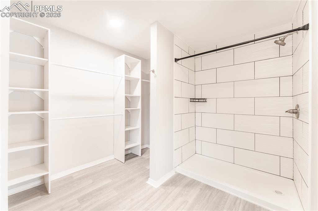 Image 18 of 40: Bathroom