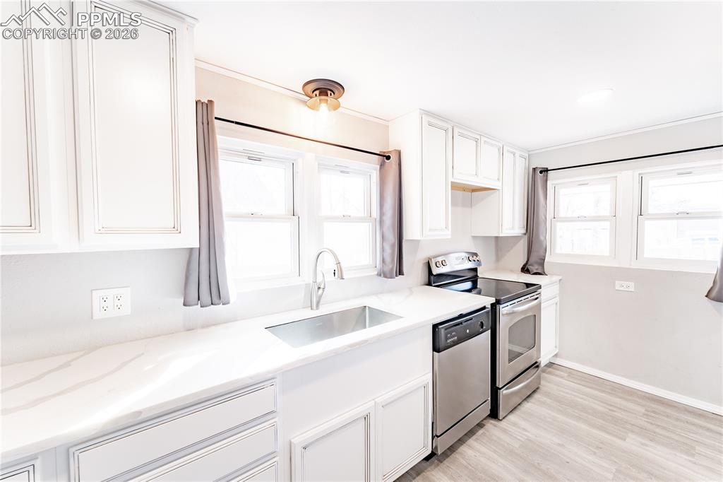 Image 3 of 40: Kitchen