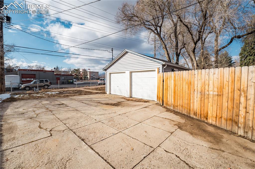 Image 35 of 40: Garage