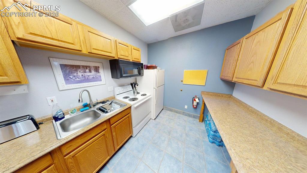 Image 5 of 18: Kitchen