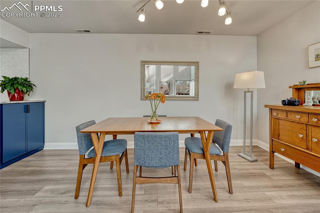 Image 17 of 50: Dining Area