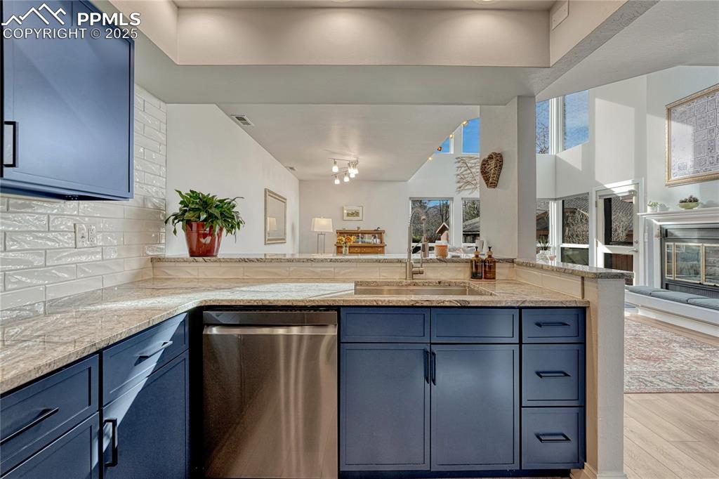 Image 19 of 50: Kitchen