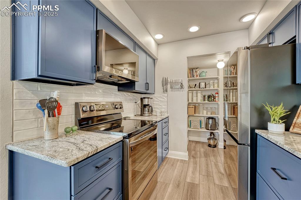 Image 20 of 50: Kitchen