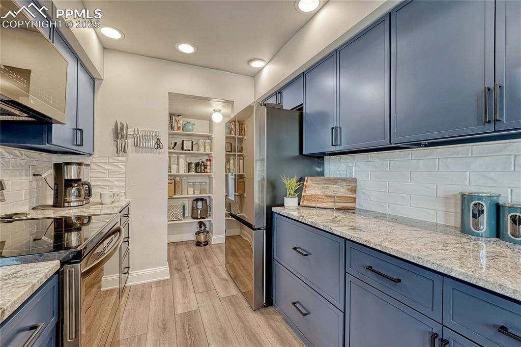 Image 21 of 50: Kitchen