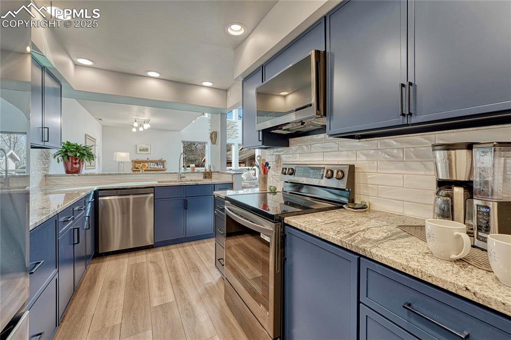 Image 22 of 50: Kitchen