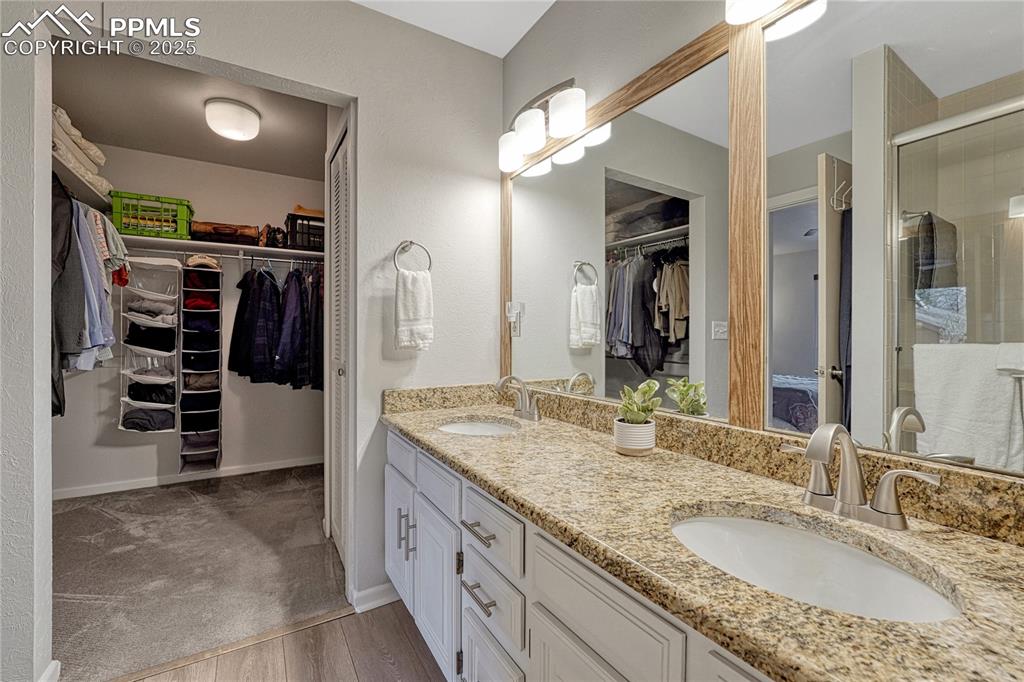 Image 27 of 50: Bathroom