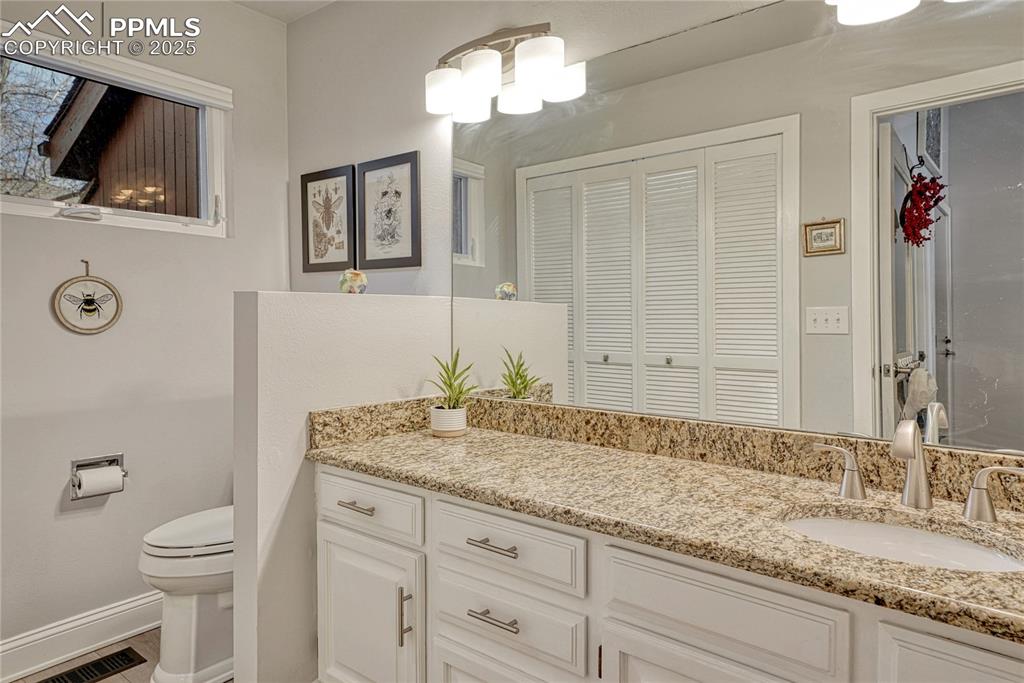 Image 28 of 50: Bathroom