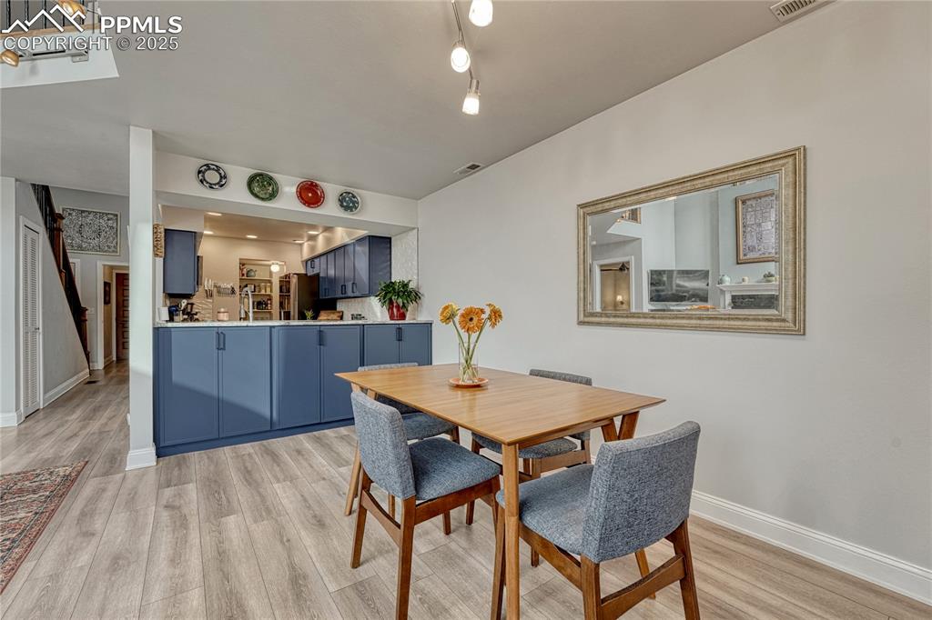 Image 3 of 50: Dining Area