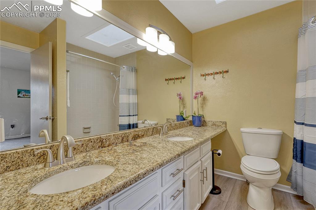 Image 37 of 50: Bathroom