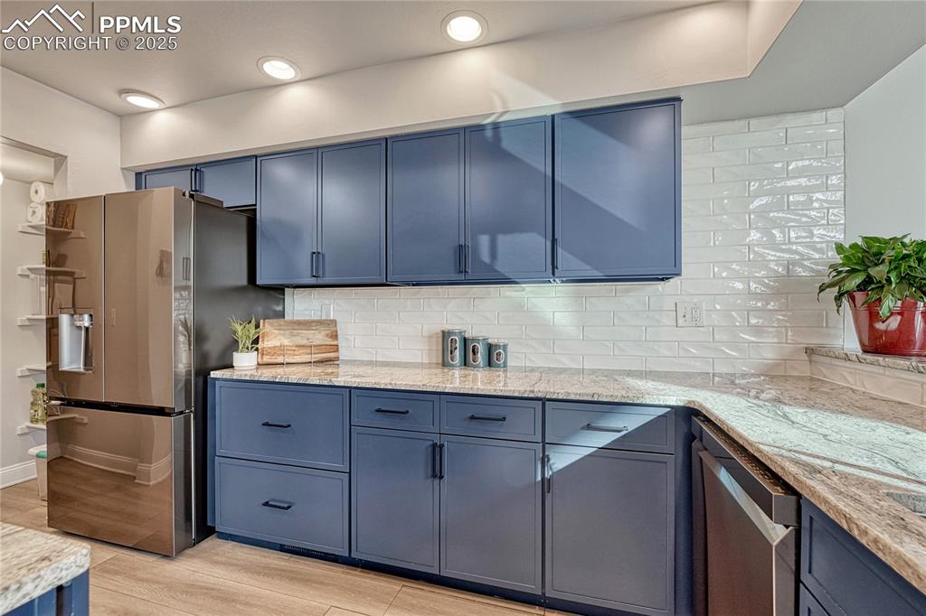 Image 4 of 50: Kitchen