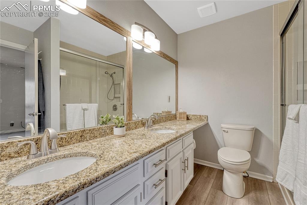 Image 6 of 50: Bathroom