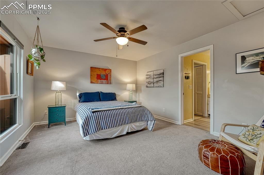 Image 7 of 50: Bedroom