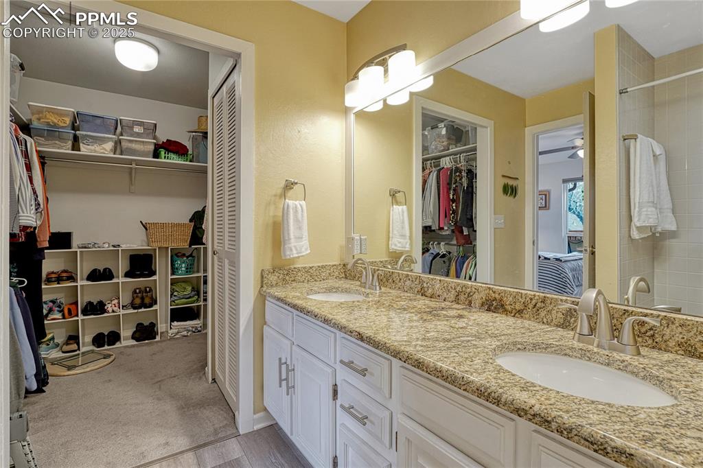 Image 8 of 50: Bathroom