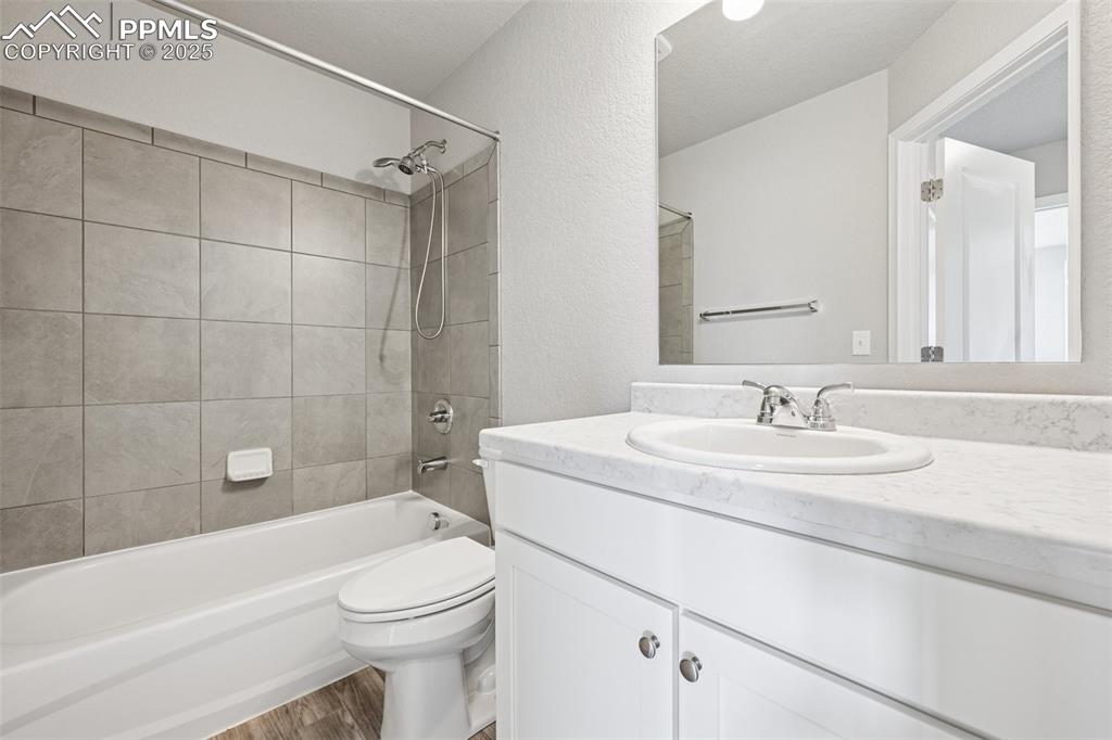 Image 15 of 21: Bathroom