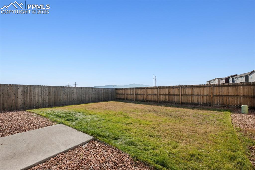 Image 20 of 21: Yard