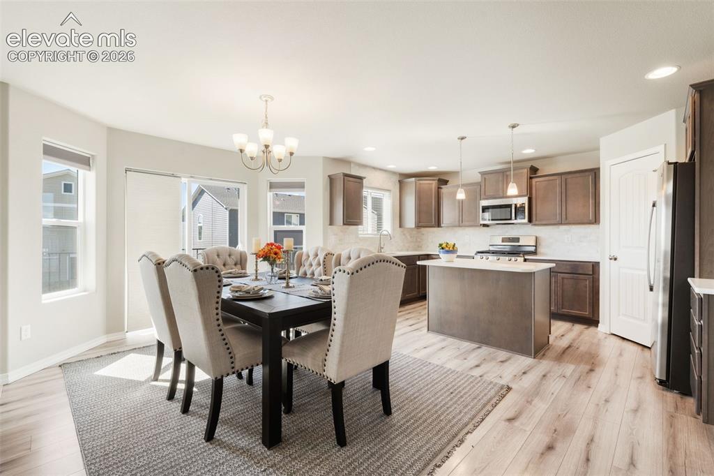 Image 11 of 45: Dining Area