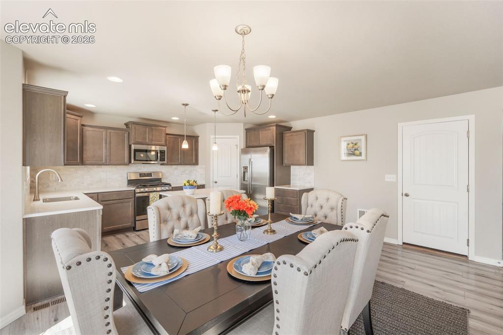 Image 15 of 45: Dining Area