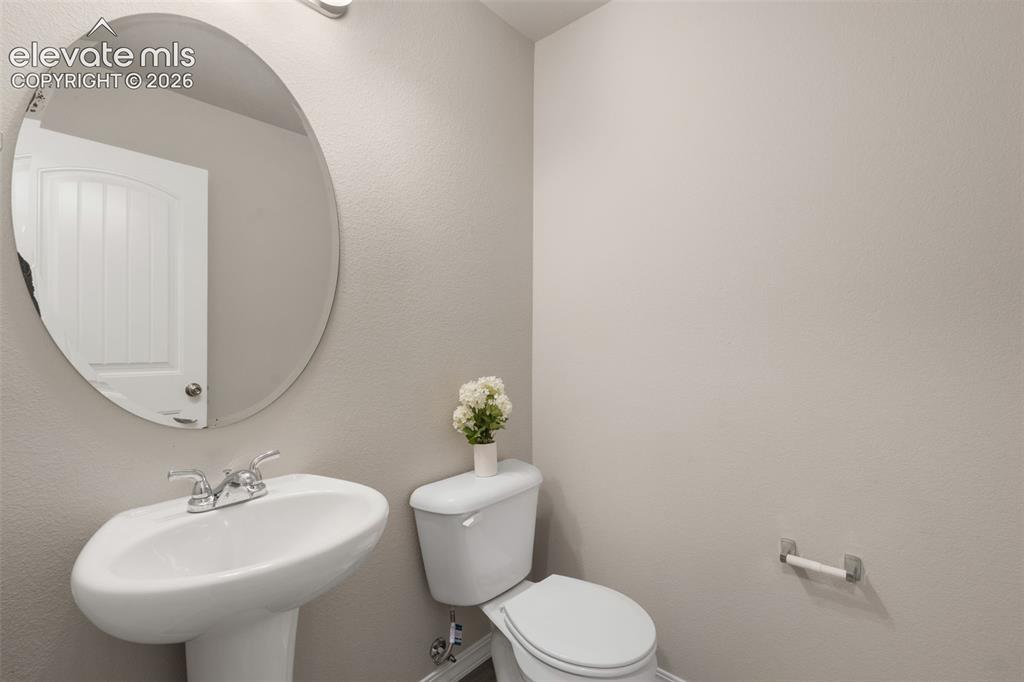 Image 42 of 45: Powder Room