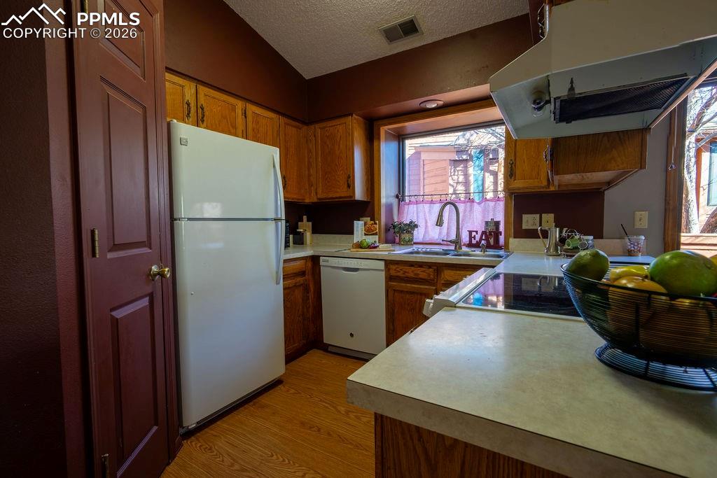 Image 10 of 37: Kitchen