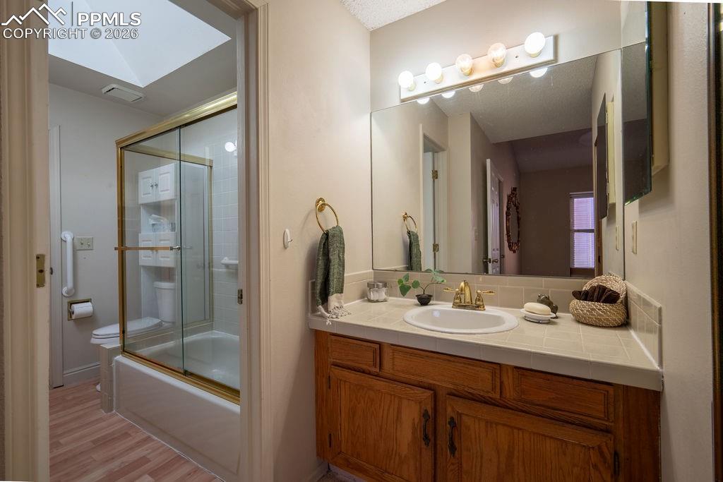 Image 18 of 37: Bathroom