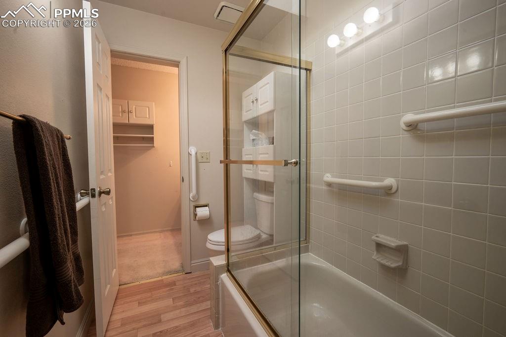 Image 19 of 37: Bathroom