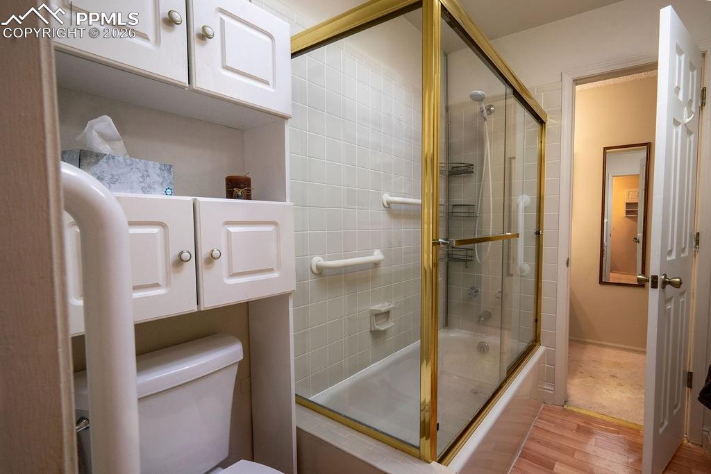 Image 20 of 37: Bathroom