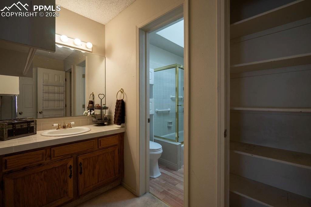 Image 21 of 37: Bathroom