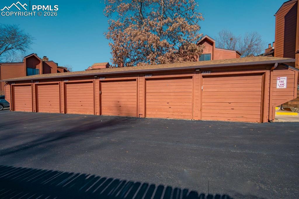 Image 28 of 37: Garage