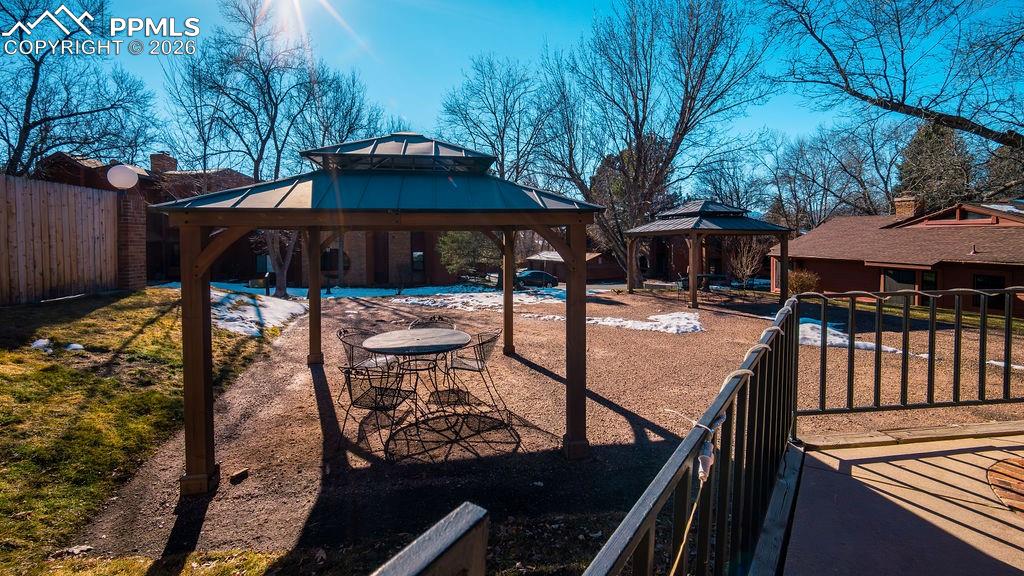 Image 35 of 37: Yard