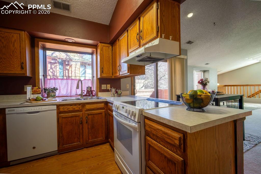 Image 9 of 37: Kitchen