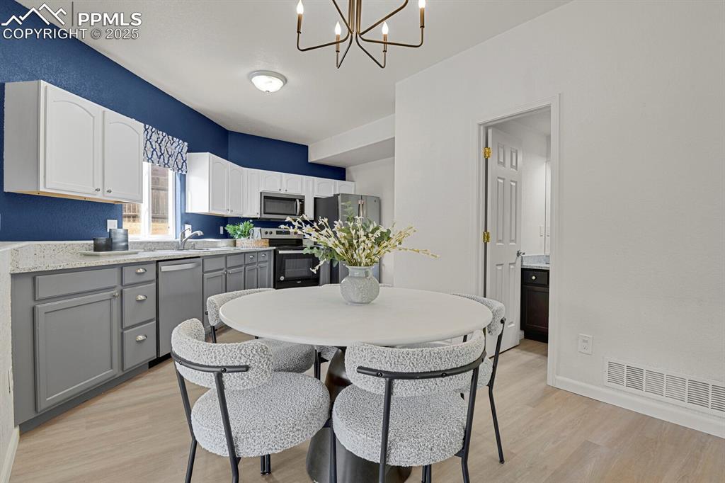 Image 10 of 31: Dining Area