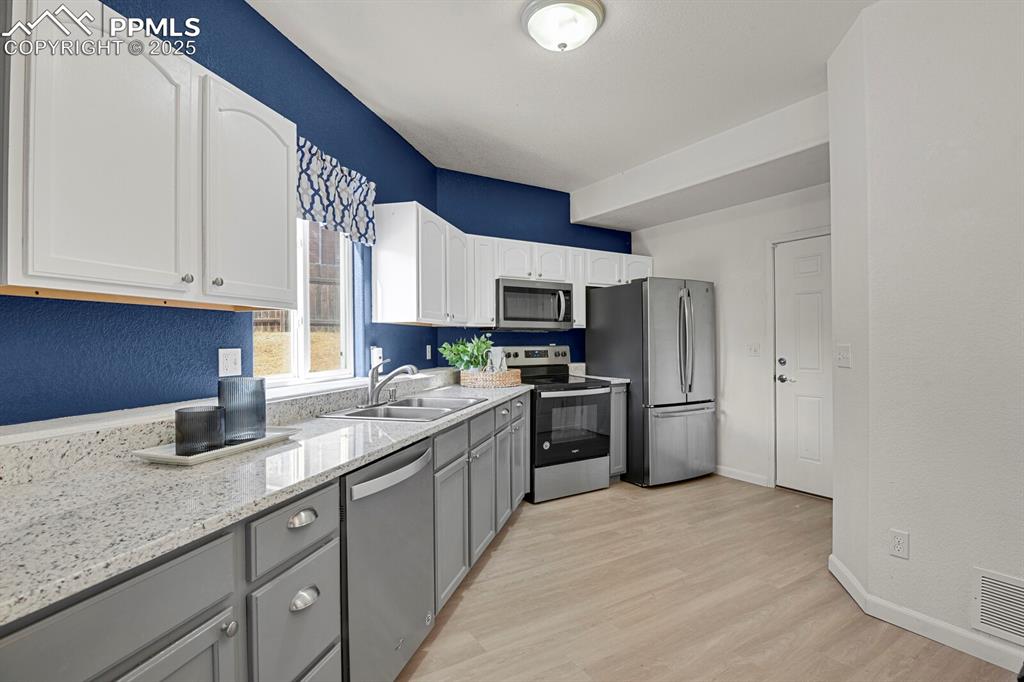 Image 11 of 31: Kitchen