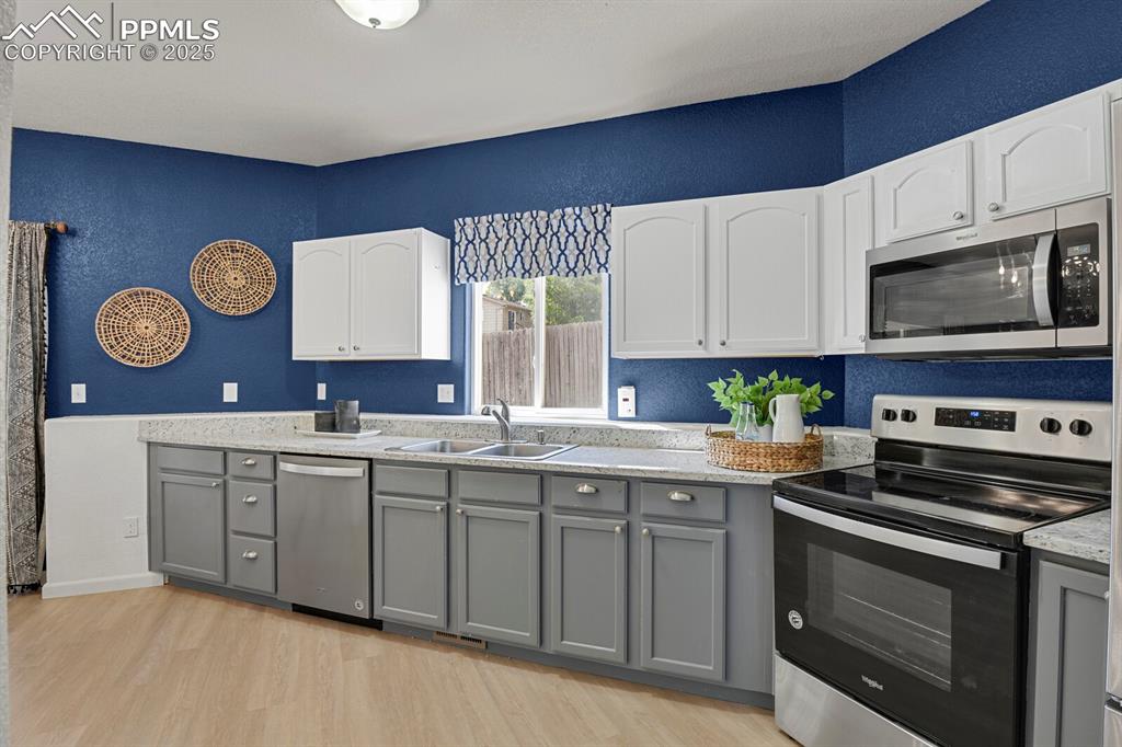 Image 12 of 31: Kitchen