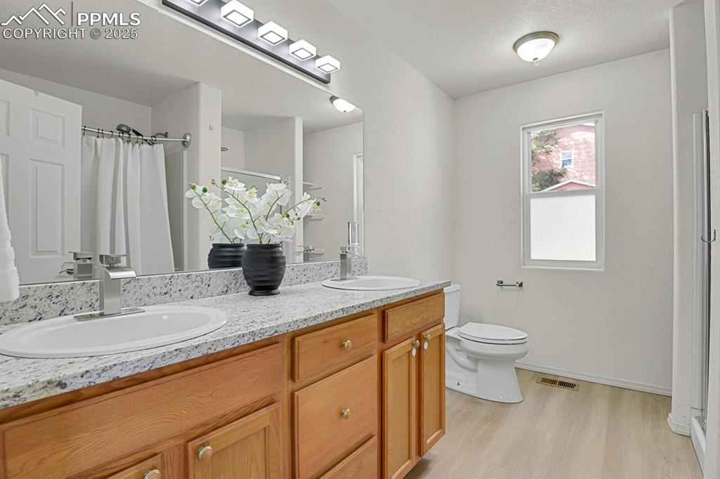 Image 19 of 31: Bathroom