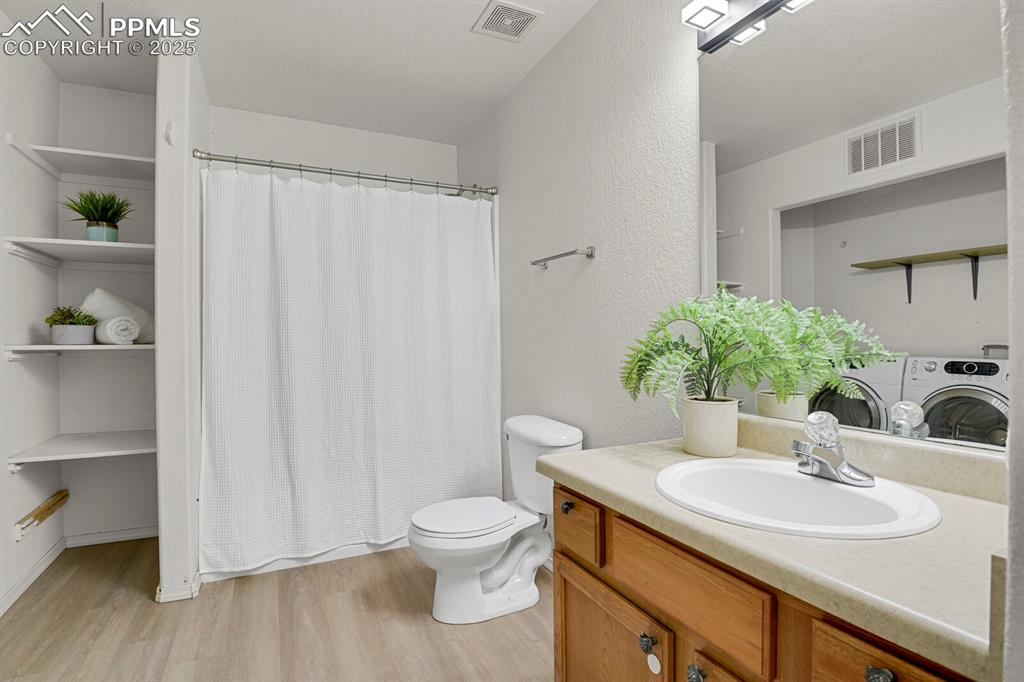 Image 22 of 31: Bathroom