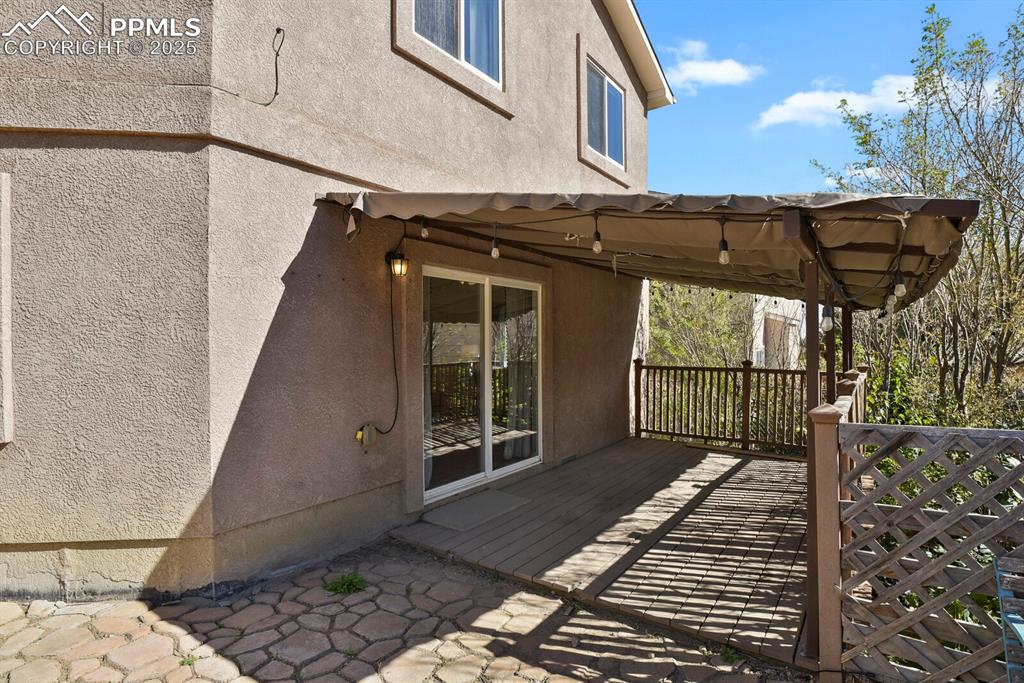 Image 27 of 31: Deck