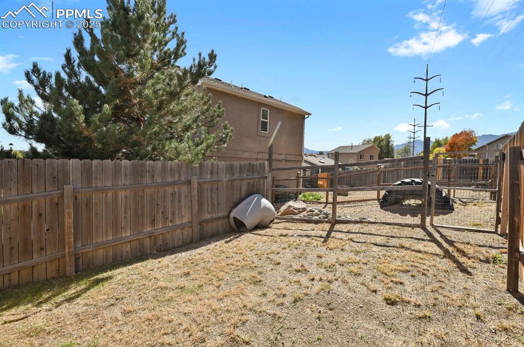 Image 30 of 31: Yard